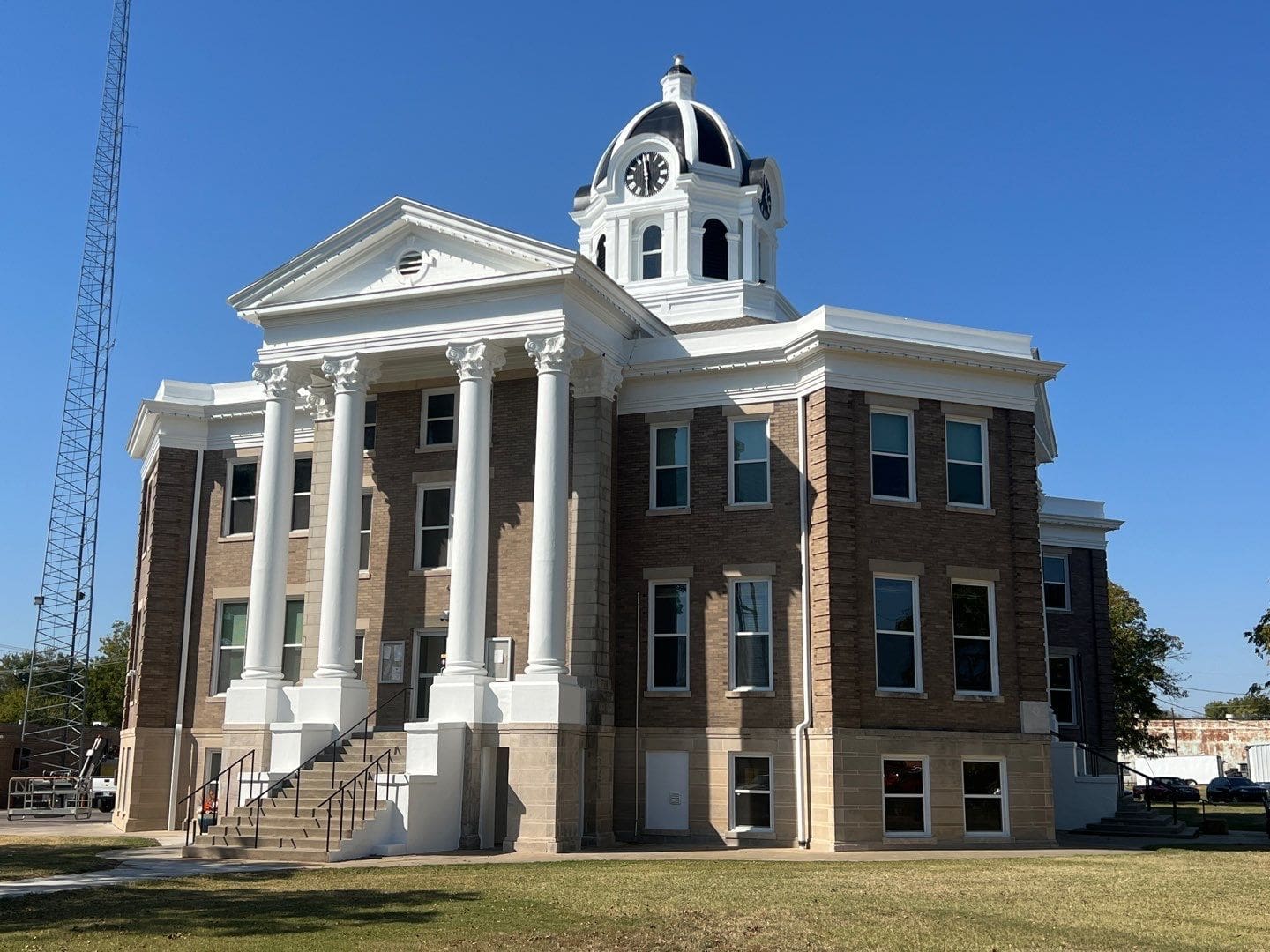 Love County courthouse exterior painting completed by Derheim Painting in Marietta Oklahoma